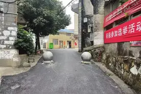 岳阳这路口突现两个墩，一个是石墩，另一个也是石墩图片