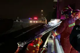 昨夜一女子骑摩托不慎撞上堤岸，坠落至钱塘江江滩！目前正抢救中图片