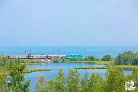 铁影 | 飞驰在贝加尔湖畔的列车图片