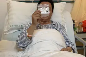 扬州一男子大腿长“肿块”，竟是木块藏了40年图片