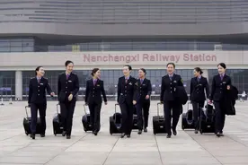 超养眼！赣深高铁乘务员小姐姐抢“鲜”看图片