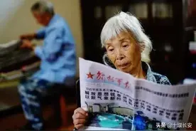 85岁老太去银行转账300万，工作人员立即报警，查明她的身份后，所有人都惊了……图片
