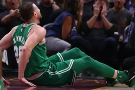 90度崴脚！NBA最强白人再次受伤！1.28亿美元沦为垃圾合同图片