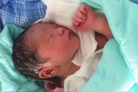 “踩生”不是迷信，孩子出产房后，第一个抱他的人确实很重要图片