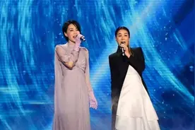 王菲那英聚会，两人酒后状态微醺，抱在一起唱歌画面超有爱图片