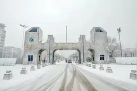 学校“简称”到底多尴尬，学生自己都忍不住嘲笑，真让人头大图片