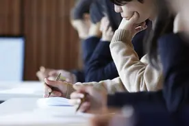 南京某高校保卫处公开招聘，最后录取俩女生图片