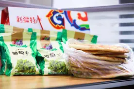 暖新闻｜爱心涌动：维吾尔大叔赶做500烤馕赠送一线铁警图片