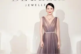 俞飞鸿早该这么穿衣服了，又薄又透的裙子，穿她身上真挺美的图片