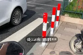 杭城斑马线新添隔离柱，有人说设计不合理：电瓶车都堵了图片