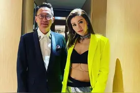 51岁李嘉欣也放飞自我？只穿内衣西装还故意敞开，搭亮片裤太个性图片