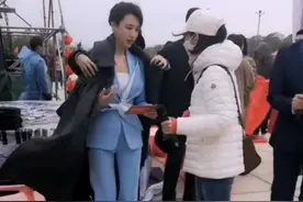 央视主持张蕾太辛苦！别人穿羽绒服她仅披件西装，后台冻的直哆嗦图片