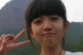 “剪刀手女孩”长大了！长相越来越美，却没了以前纯真的模样图片