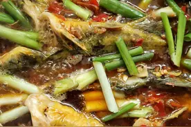 黄辣丁拿盐巴和料酒腌渍搓洗，它胡子刺很利，要格外小心。图片