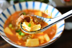 浓郁美味的泡菜肥牛豆腐羹，配一碗米饭趁热吃，人间美味图片