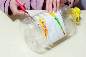 切葱太辣眼睛怎么办？教你用空油桶改造一个切葱用的神器，太棒了视频封面