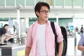 再强调一次：男人少把衬衫塞裤腰，太土了！学靳东穿，帅气显年轻图片