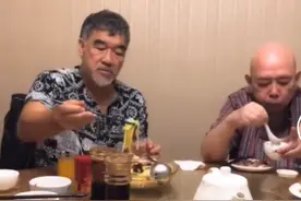 周星驰御用配角罕见聚首！打扮低调饭菜简单，72岁梁家仁两鬓斑白图片