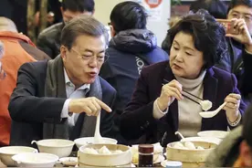 韩国第一夫人金正淑：主动求婚文在寅，40年甘当贤内助图片