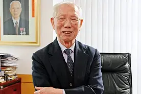 田家炳：身家百亿堪比国内首富，捐300所学校，却把自己捐成穷人图片
