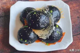 这是生煎包不一样的做法，加上一种食材，包子外皮松软黑亮图片