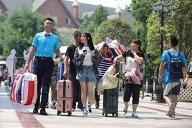 大一新生报名，为啥有那么多学长学姐帮忙？女生：防火防盗防学长图片