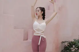 换季像裸奔？姿势不对衣服白费，4步抹平斜方肌美背美背自信穿图片