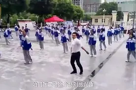 灵魂舞者！中学老师C位领舞 带400名学生跳网红舞：身段妖娆图片