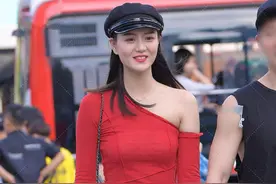 摄影：红色斜肩上衣搭配黑色马丁靴，精致时尚，大气自然图片