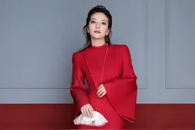 赵薇贵妇造型太高级，红色套裙穿出女王范，职场风鲜明很“阔太”图片