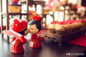 订婚之夜，他看到未婚妻在给前男友打电话图片