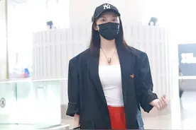 徐冬冬好会穿，西装混配大红色休闲裤好抢眼，身材丰满这么穿刚好图片