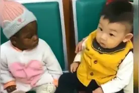 萌娃打针偶遇黑人宝宝，俩孩子互相打量，小表情让人忍俊不禁图片