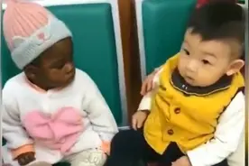 萌娃打针偶遇黑人宝宝，俩孩子互相打量，小表情让人忍俊不禁图片