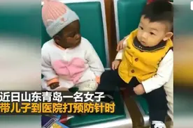 萌娃打针偶遇黑人宝宝，俩孩子互相打量，小表情让人忍俊不禁图片