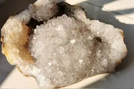 新年好！您肯定没有看过这样的水晶原石吧？图片