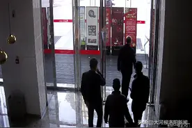 洛阳一男子未戴口罩在商场闲逛，不听劝阻还吐口水图片