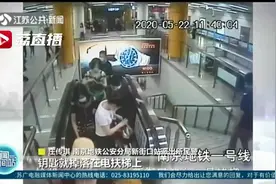 物品掉落手扶电梯 乘客处置不当很危险图片