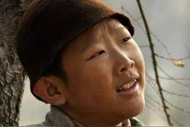 已经30多岁，但还是娃娃脸，专业演小孩15年，老婆很漂亮图片