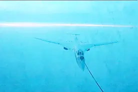 俄战略轰炸机空中加油画面：全是一次对接成功！视频封面