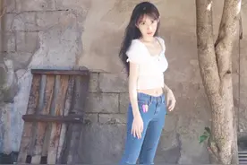 刘萌萌这“少女腰”太迷人，穿白色上衣配牛仔裤，一点不像30岁图片