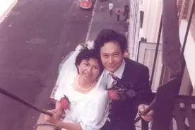 李安穷到什么程度？老婆一个人开车生孩子，彪悍的女人外溢着幸福图片