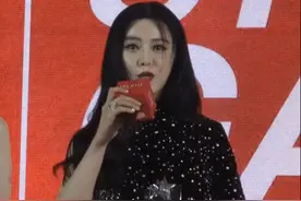 范冰冰空降盛典活动气质大变，将高定穿成妈妈装，脸部浮肿明显图片