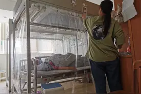 姐姐18个月内患上两种癌，妹妹打地铺贴身照顾。坚强姐妹花，加油图片