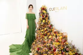 陈都灵“森系穿搭”唯美梦幻，抹胸设计展现优越曲线，氛围感十足图片