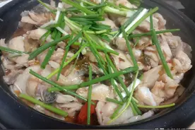天气冷了，小伙儿晚餐整了一道火锅版酸菜鱼，酸辣入味，鱼肉香嫩图片