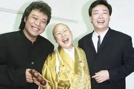 费玉清被姐姐吐槽小气，每月只给5万生活费，一套西装穿15年图片