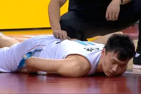 揪心！新疆男篮遭遇重创，大将扣篮后平摔落地，被担架抬出场图片