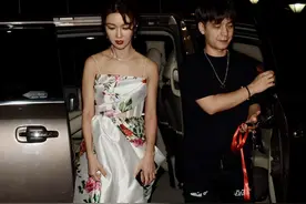 薛凯琪豁出去了！两根带子撑着印花缎面裙，脚踩恨天高面露难色图片