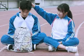 儿子太帅，妈妈担心早恋将其打扮成“女生”，却因太美被疯狂追求图片